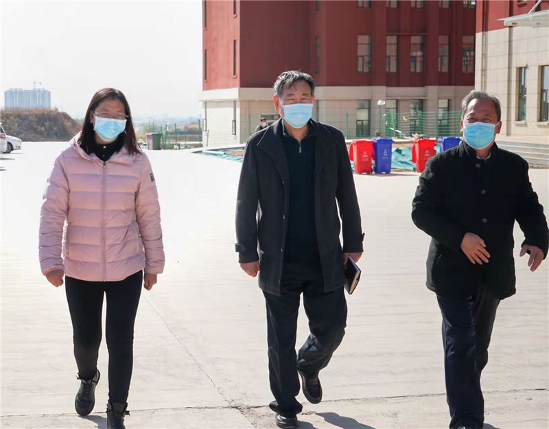 新密市教育局疫情防控督导组莅临必赢检查疫情防控工作