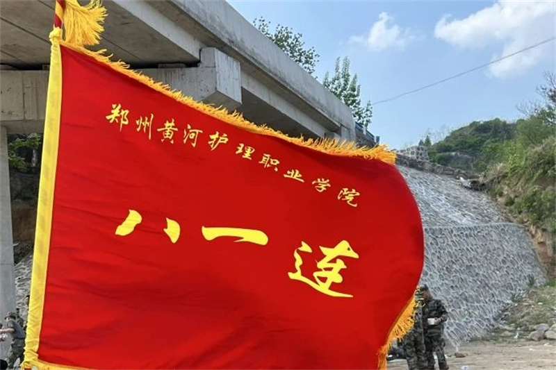 必赢八一连举行春季百人百里双向野营拉练活动