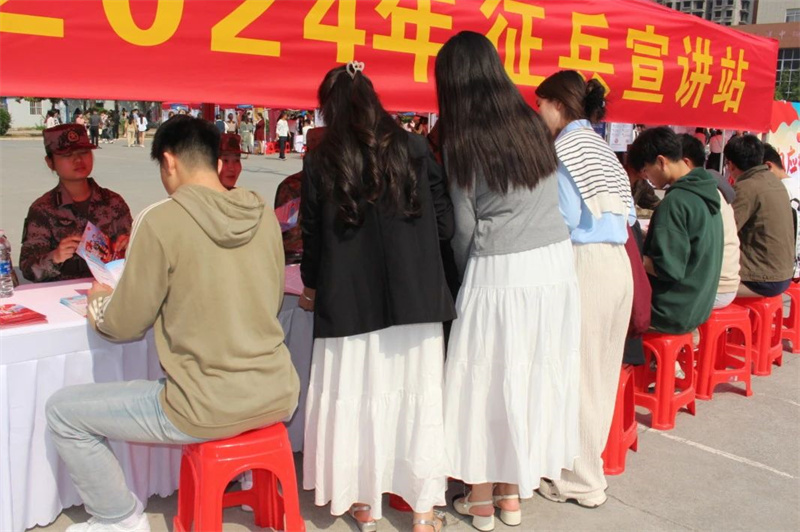 必赢征兵宣传活动走进2024年毕业生就业双选会