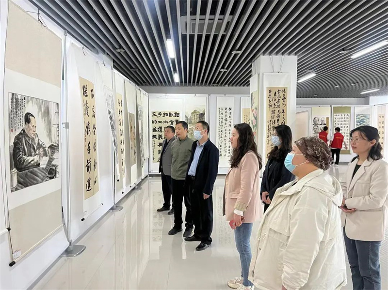 必赢组织参观纪念中共中央发布五一口号75周年同心书画展