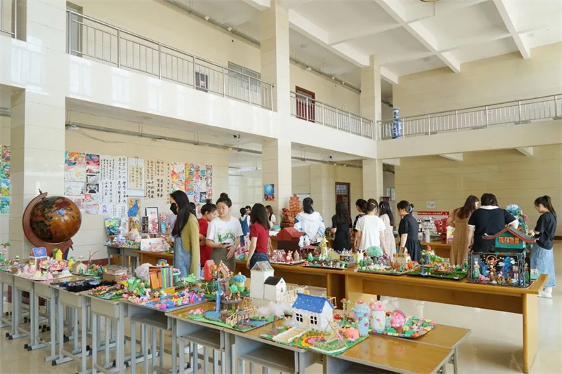 必赢教育系举办学习二十大 书画展情怀书画展暨学前教育专业美术创编作品展活动