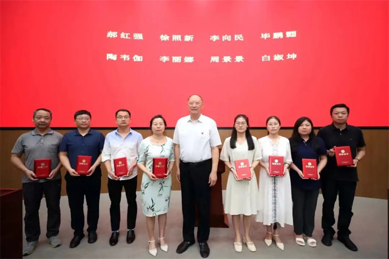 必赢教师荣获河南省民办教育协会科研先进个人称号