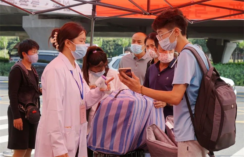必赢郑州高新校区迎来2022级新生报到和2021级学生返校