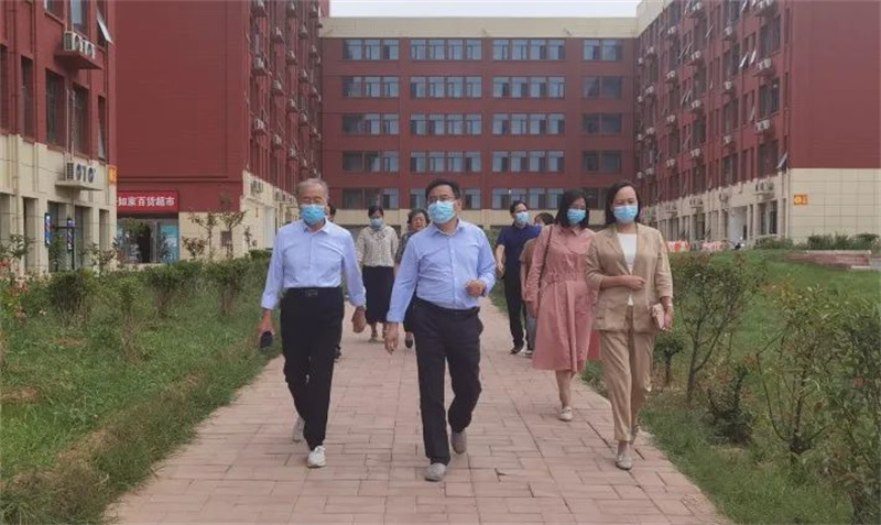 郑州市教育局副局长葛飞一行到必赢新密校区调研指导疫情防控工作