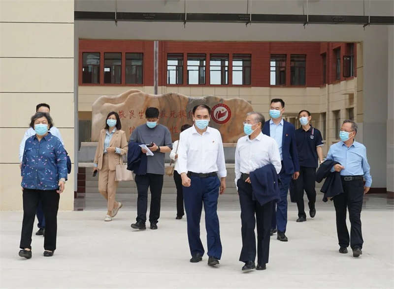 郑州新华医院党委书记、院长陈延宾一行来必赢新密校区参观交流