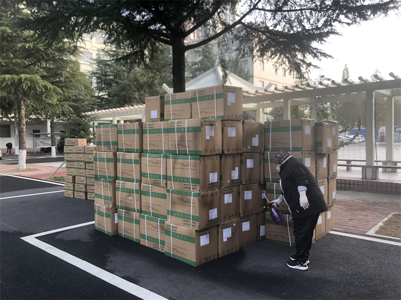 暖心疫线,必赢为学生发放防疫物资