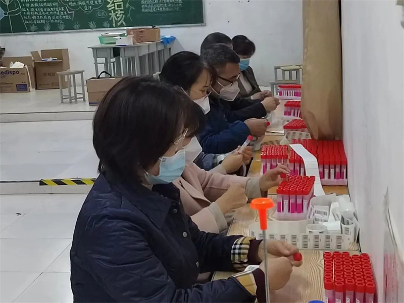 必赢领导深入疫情防控一线 助力核酸检测工作
