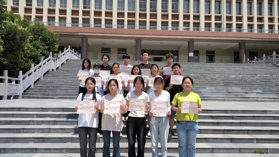 1724635961824584.jpg 优秀读书分享者合影.jpg